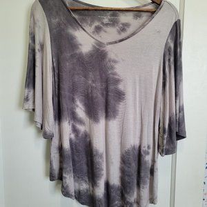 Liz Lange Maternity tie dye V-neck flowy blouse
